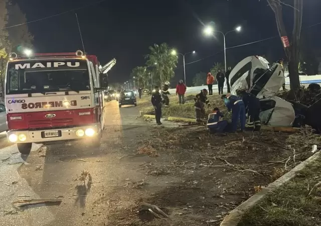 Video: un adolescente y un adulto murieron tras un brutal choque y vuelco en Maip�