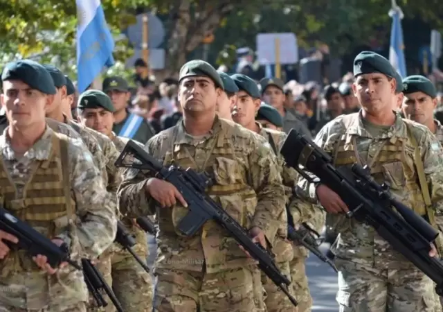 Un ej�rcito que analiza cambio de roles
