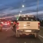 Un conductor en fuga arrastr� a un polic�a en un control y qued� todo grabado