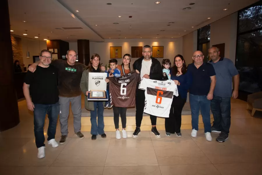 Hace unos a�os, la familia de Orellano fue part�cipe de un justo homenaje a Gustavo.