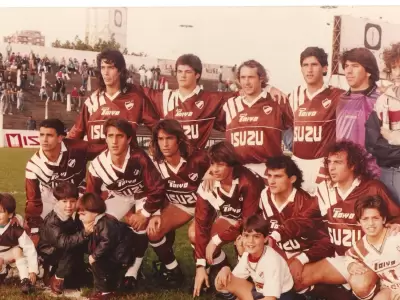 Ariel Orellano es el cuarto de arriba. A su lado el volante Dalla L�bera y el arquero Serrano