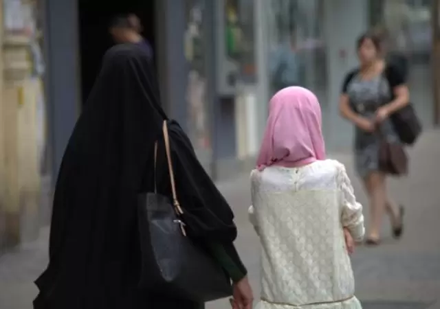 Ir�n suspendi� el uso del hiyab.