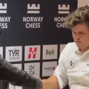 Magnus Carlsen perdi� con un joven de 19 a�os y su enojo recorri� el mundo