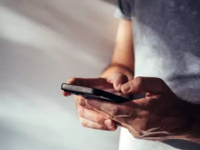 Persona que nunca contesta sus mensajes de WhatsApp.