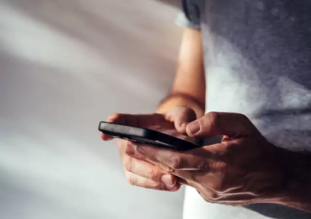 Persona que nunca contesta sus mensajes de WhatsApp.