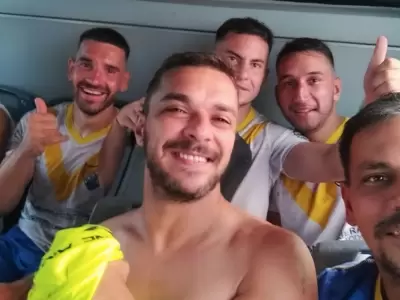 Enzo es el que sostiene la remera amarilla
