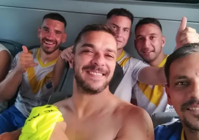 Enzo es el que sostiene la remera amarilla