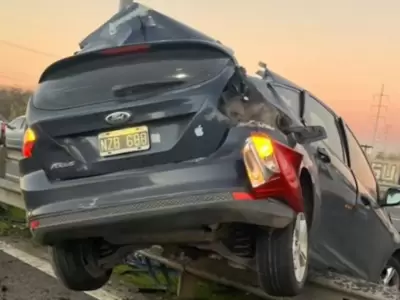 El auto destrozado luego del accidente.