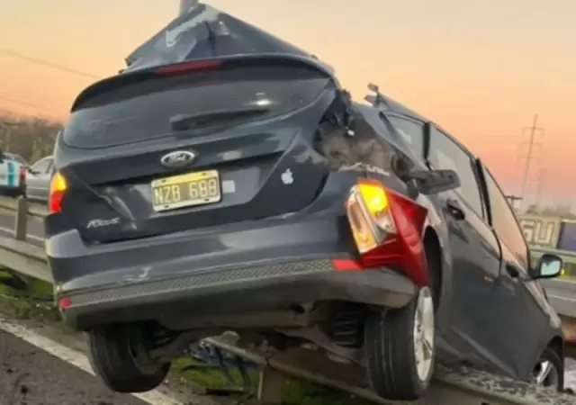 El auto destrozado luego del accidente.