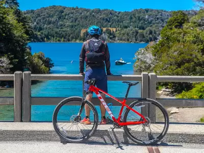 La ruta en bicicleta por Circuito Chico tiene vistas panor�micas del Lago Nahuel Huapi/