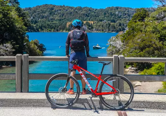 La ruta en bicicleta por Circuito Chico tiene vistas panor�micas del Lago Nahuel Huapi/