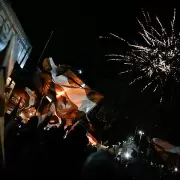 La hinchada de Platense celebr� el hist�rico t�tulo en el legendario Puente Saavedra