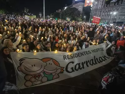 "Sin residentes no hay hospital, precarizados no vamos a trabajar", la consigna de los m�dicos en la marcha de velas.