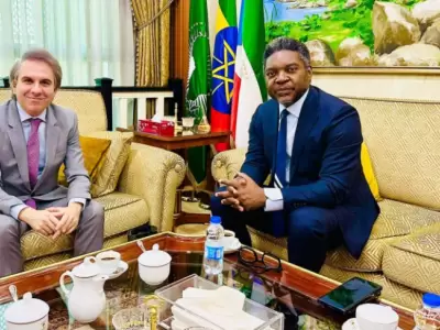 Juan Ignacio Roccatagliata con el embajador de Guinea Ecuatorial en Etiop�a, Miguel Ntutumu Evuna.