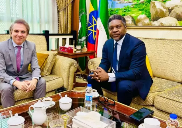 Juan Ignacio Roccatagliata con el embajador de Guinea Ecuatorial en Etiop�a, Miguel Ntutumu Evuna.