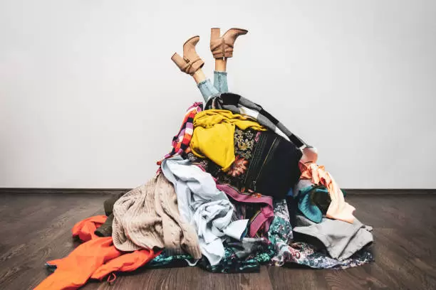 Ropa desordenada.