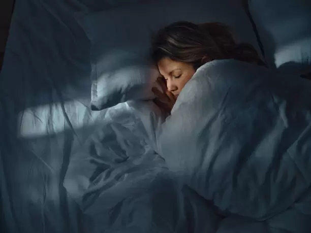 Persona duerme con frío.