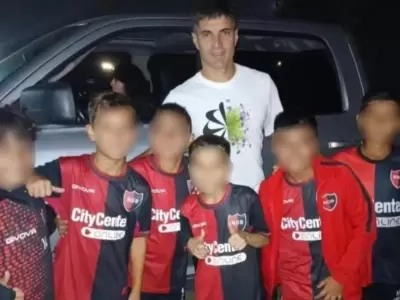 La foto de los ni�os de Newell's junto a Ignacio Malcorra
