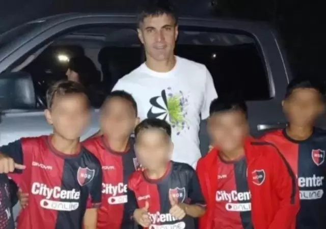 La foto de los ni�os de Newell's junto a Ignacio Malcorra