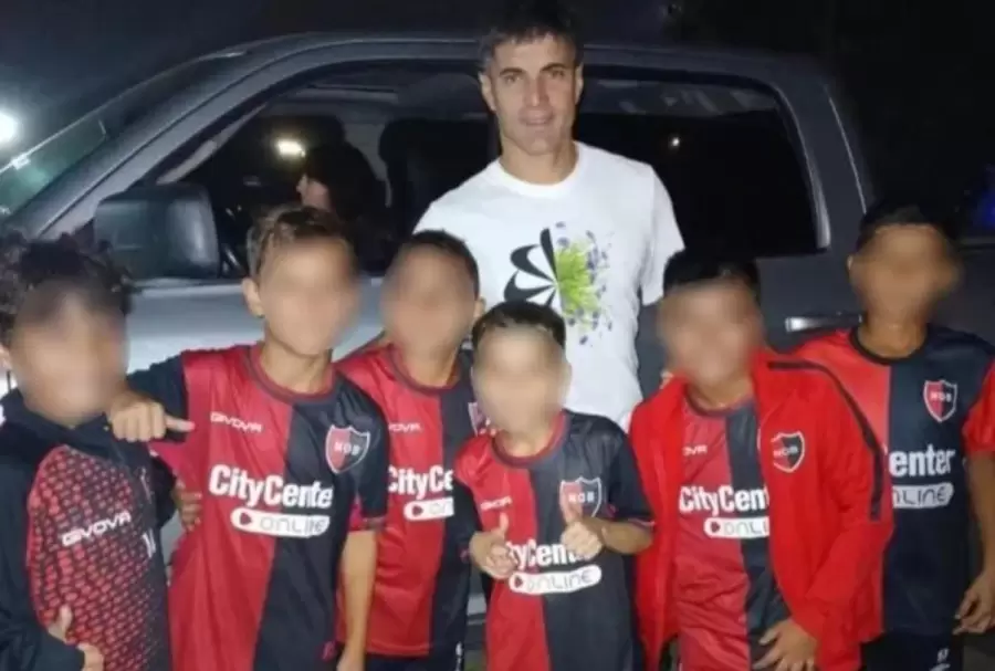 La foto de los ni�os de Newell's junto a Ignacio Malcorra