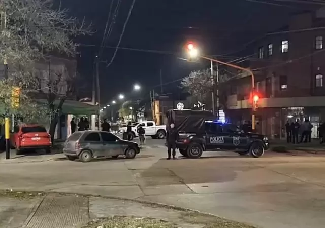 Asesin� a la pareja de su ex y se atrincher� en un gimnasio: tensi�n, disparos y rehenes