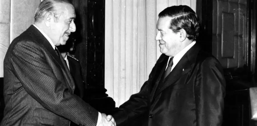 El presidente H�ctor J. C�mpora y el ministro de Econom�a, Jos� Ber Gelabard. (Foto: archivo web)