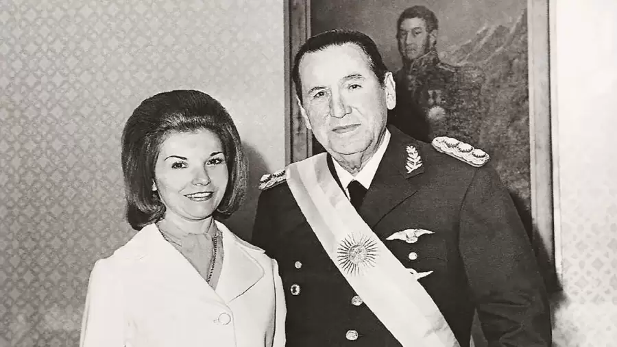 El presidente Per�n junto Isabelita en su funci�n de vicepresidenta. (Foto: archivo web)
