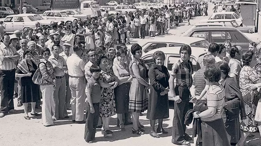 Las largas colas para comprar los alimentos eran una imagen com�n en aquellos d�as. (Foto: archivo web)