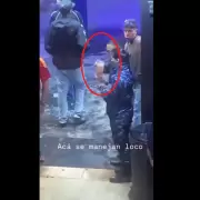 Filman a un polic�a en una situaci�n inusual en un boliche y ahora lo investigan