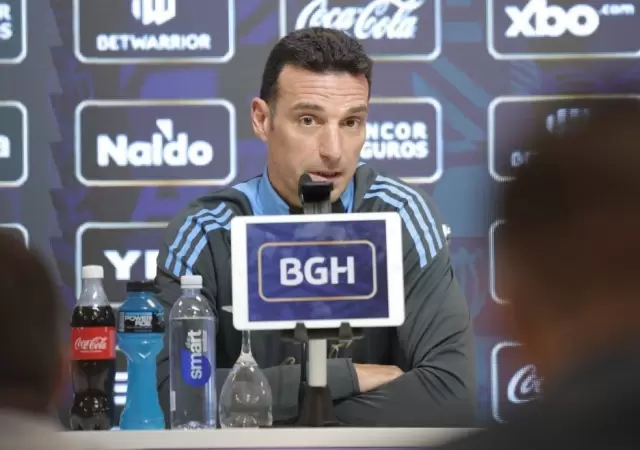 Scaloni en conferencia de prensa.