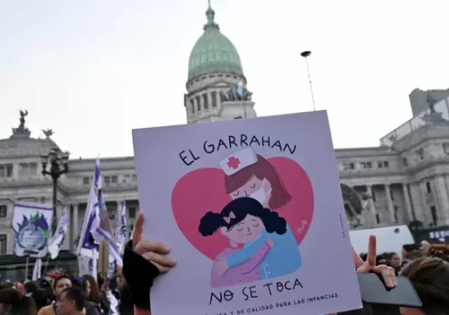 Protesta del personal del Hospital Garrahan en el Congreso.