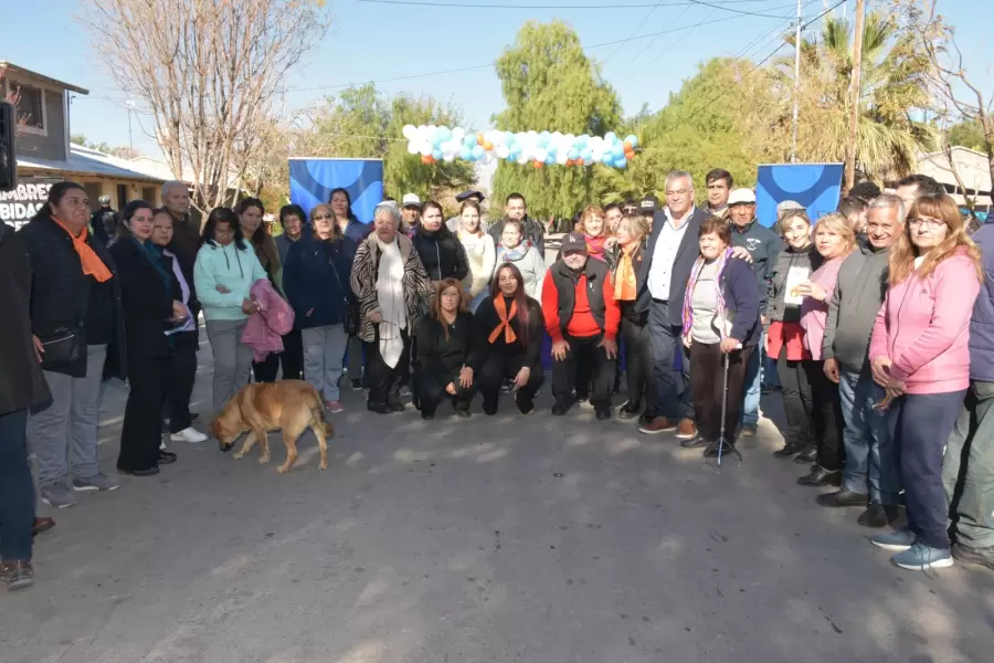 Alfredo Cornejo y el intendente Edgardo Gonz�lez inauguraron la red de gas natural en Lavalle.