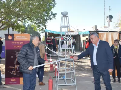 Alfredo Cornejo y el intendente Edgardo Gonz�lez inauguraron la red de gas natural en Lavalle.