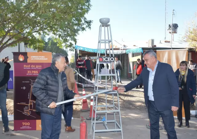 Alfredo Cornejo y el intendente Edgardo Gonz�lez inauguraron la red de gas natural en Lavalle.