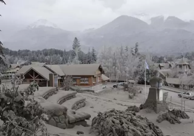 La erupci�n del volc�n Puyehue afect� a Villa La Angostura.