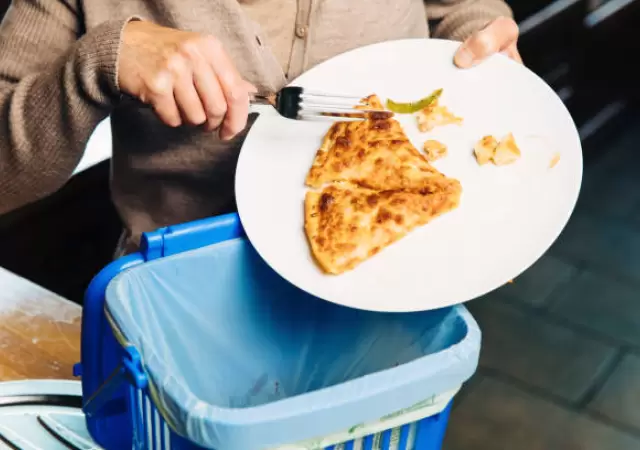 Persona no termina su comida.