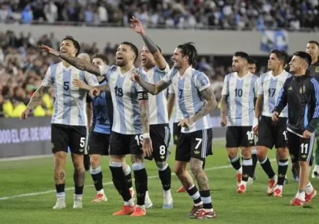 La Scaloneta sale nuevamente a lucir sus tres estrellas en el escudo.