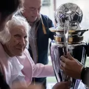 Video: los futbolistas de Platense sorprendieron a la abuela de 98 a�os
