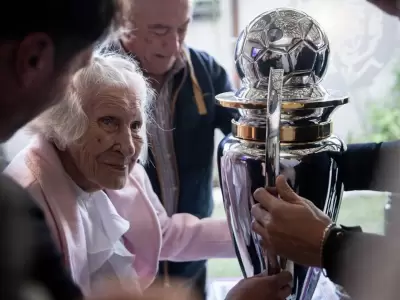La abuela pudo tocar el trofeo del campe�n