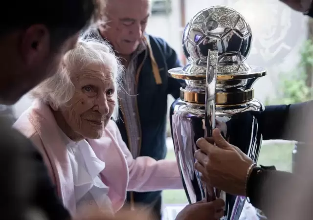 La abuela pudo tocar el trofeo del campe�n