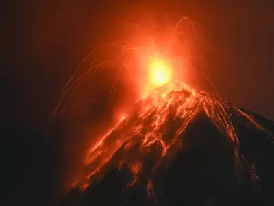 El flujo de magma y la actividad pirocl�stica hace temer por los pobladores de comunidades cercanas.