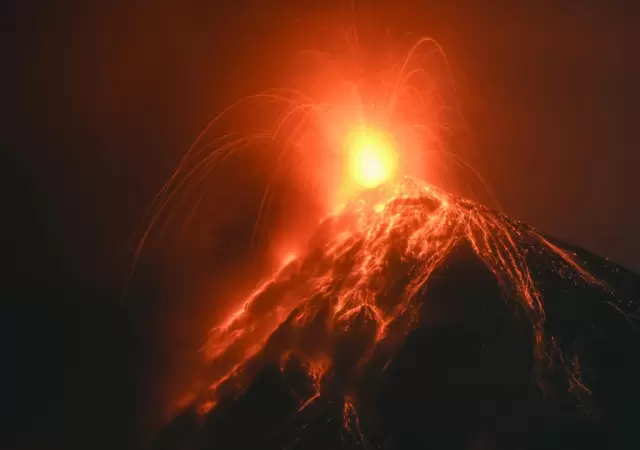 El flujo de magma y la actividad pirocl�stica hace temer por los pobladores de comunidades cercanas.