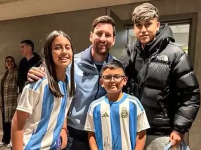 Messi con los hijos de Vidal antes del partido.