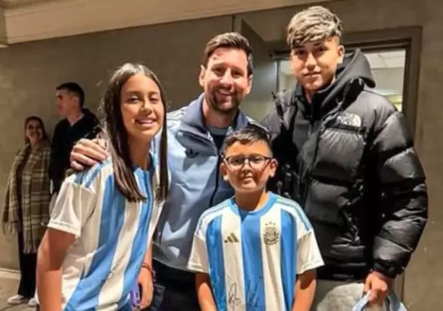 Messi con los hijos de Vidal antes del partido.