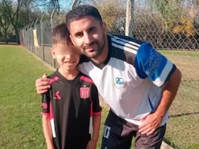 El nene herido y su pap�. (Foto: web)