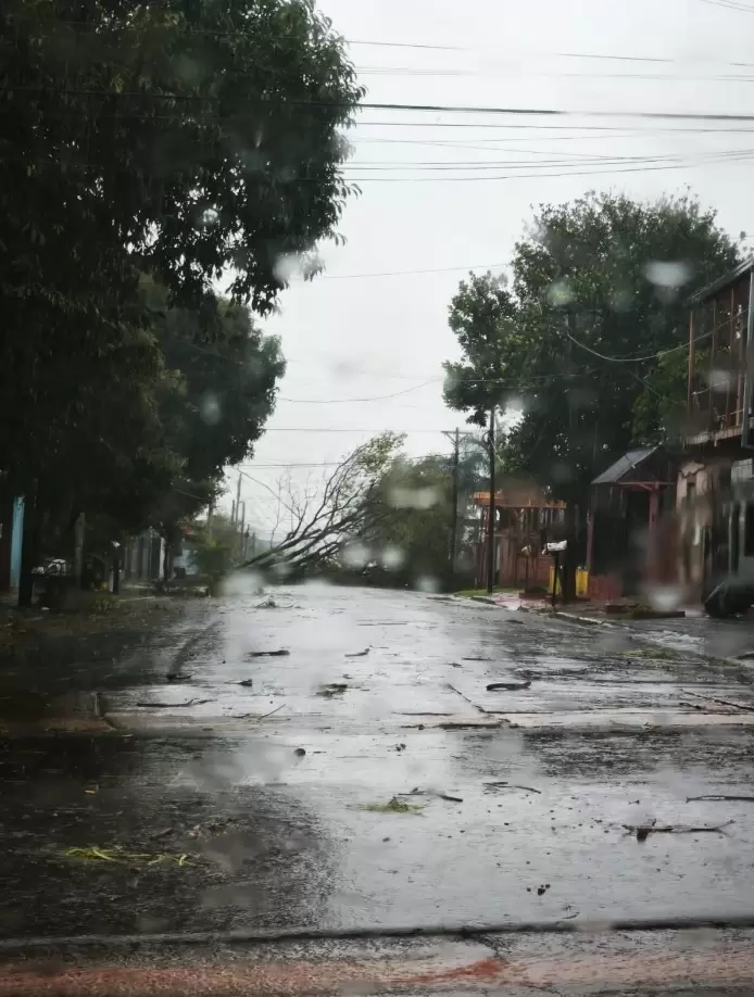 Destrozos materiales en Puerto Iguaz� por el temporal. (Foto: Redes sociales)