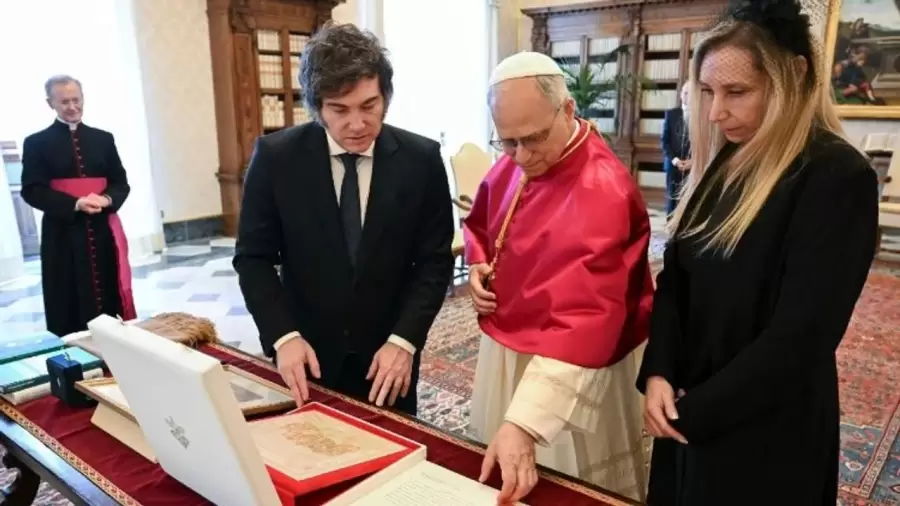 El presidente Javier Milei se reunió con el papa León XIV. También estuvo presente, Karina Milei, secretaria General de la Presidencia