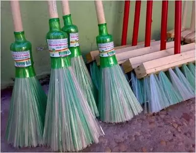 Escobas con botellas de pl�stico /Fuente: Pinterest