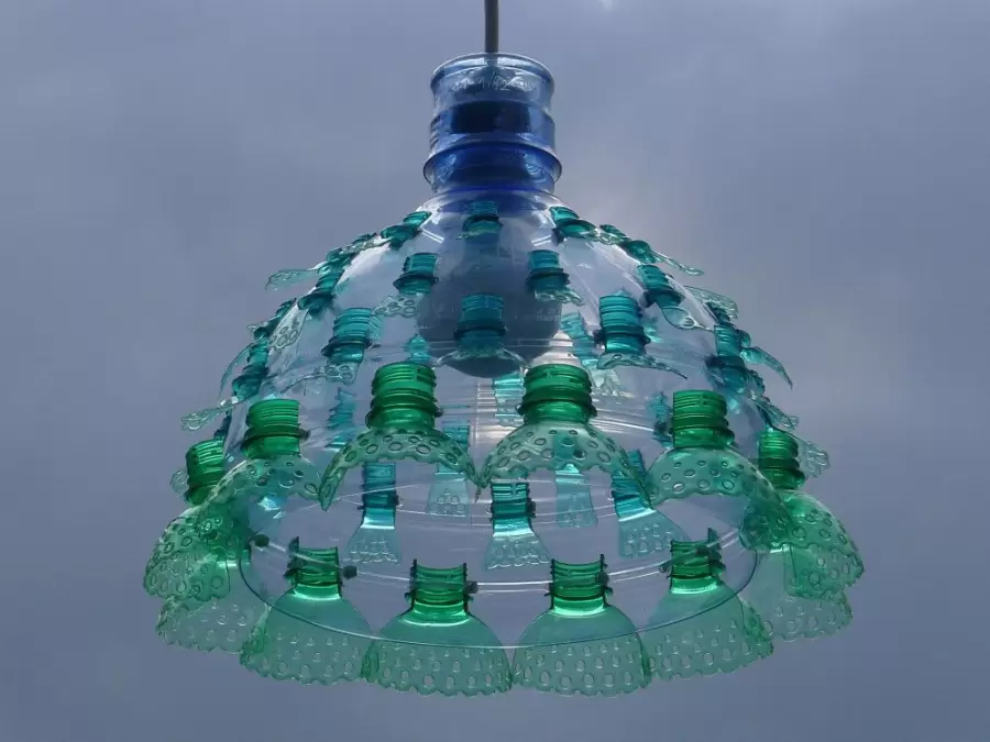 L�mparas con botellas de pl�stico/ Fuente: Pinterest