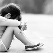 Con 10 a�os, logr� quitarse el apellido de su padre por el da�o emocional que le causaba